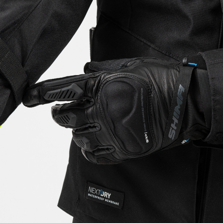Cumperi Manusi Moto SHIMA Hero WP? Manusi touring impermeabile cu membrana NextDry, protectii ArmorPlus si stergator viziera inc
