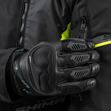 Cumperi Manusi Moto SHIMA Hero WP? Manusi touring impermeabile cu membrana NextDry, protectii ArmorPlus si stergator viziera inc