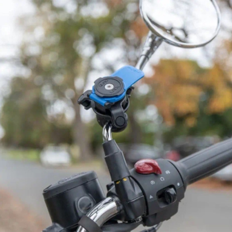 Detaliu prindere tija oglinda suport telefon Quad Lock Mirror Mount V2
